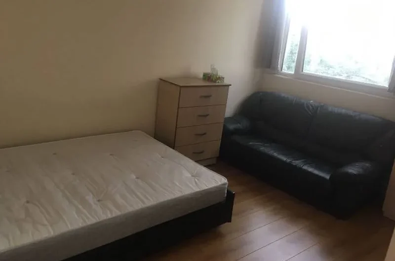 3 bed room flat just minutes from tube station