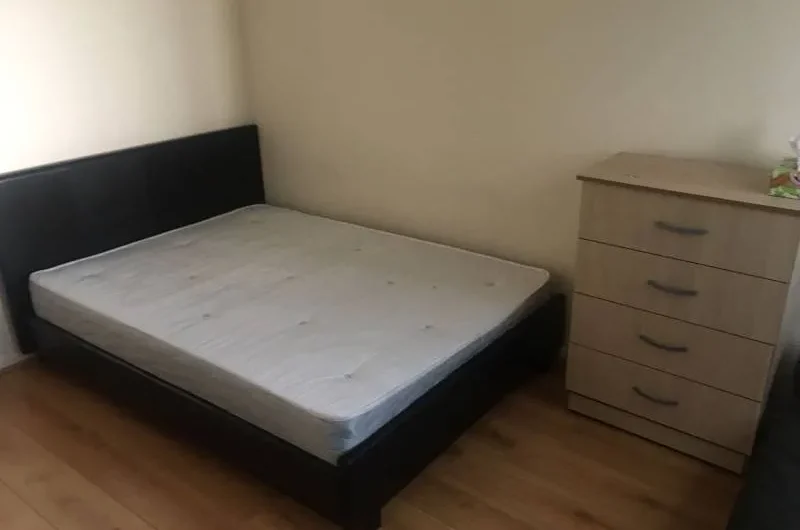 3 bed room flat just minutes from tube station