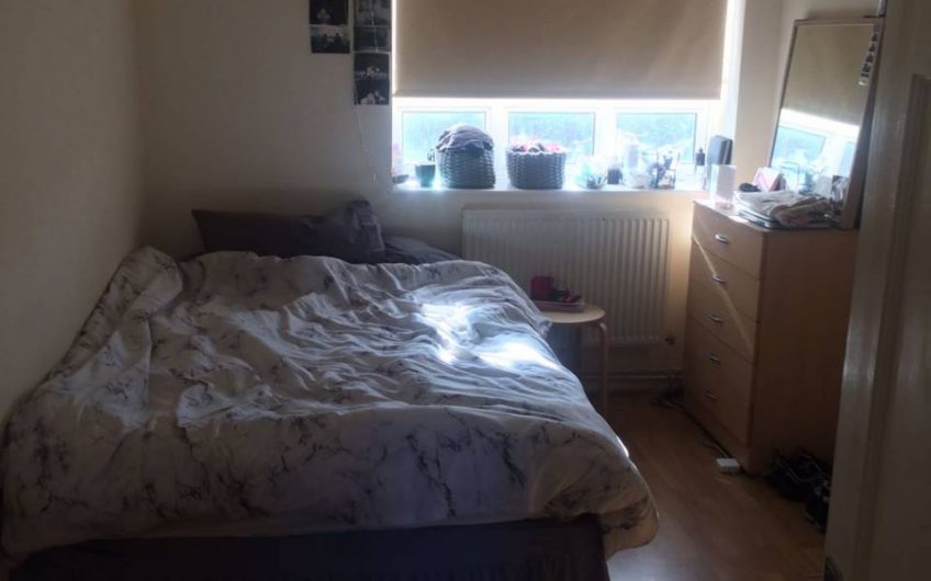 – UNDER OFFER – 3 bed room flat with open plan kitchen /diner