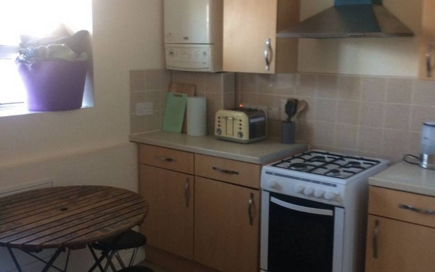 – UNDER OFFER – 3 bed room flat with open plan kitchen /diner