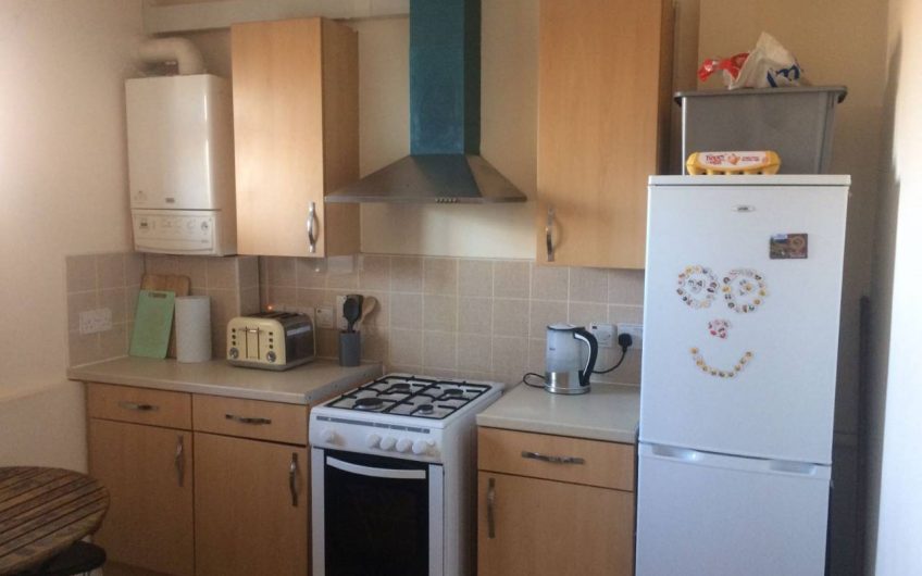 – UNDER OFFER – 3 bed room flat with open plan kitchen /diner