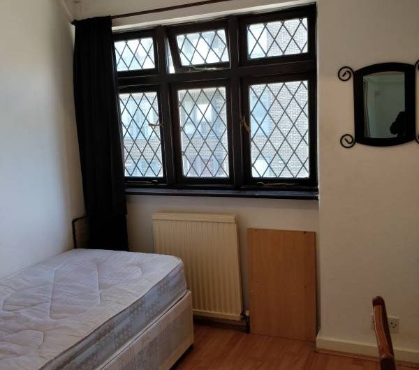– UNDER OFFER –  Spacious 5 bed room house with 2 bathrooms
