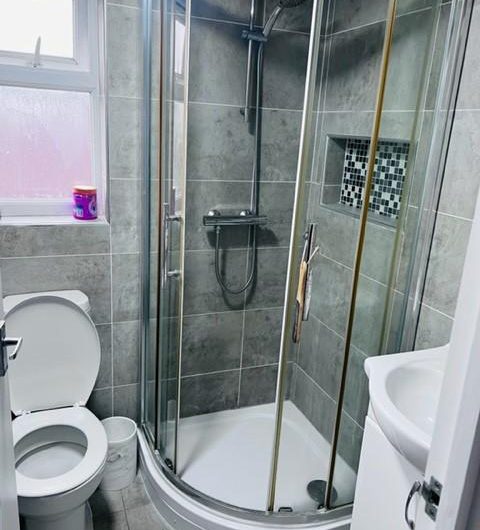 – UNDER OFFER –  Cosy 5 bed room end of terrace house