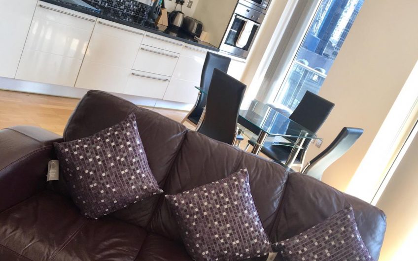 – UNDER OFFER- 3 rooms property with kitchen diner and river view