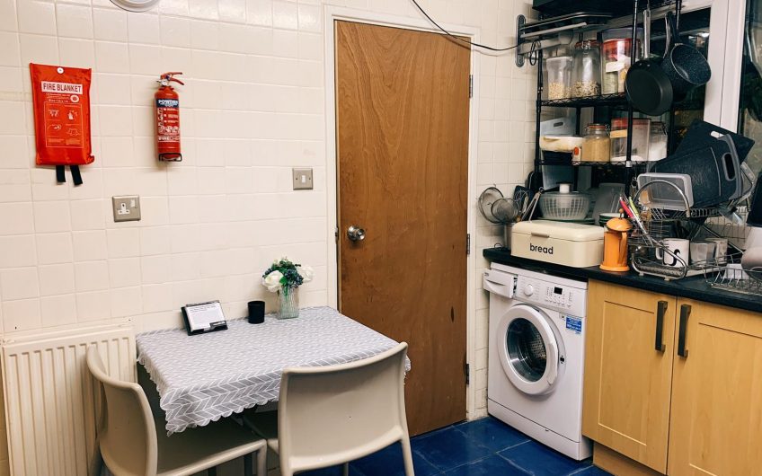 3 bed room flat with separate lounge