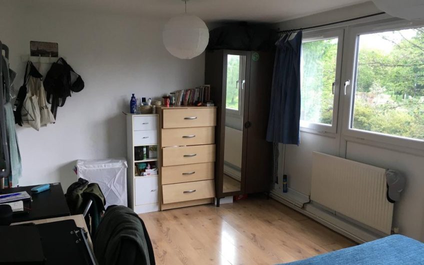 3 bed room flat with separate lounge