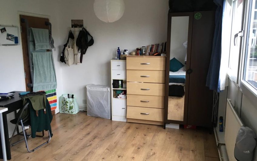 3 bed room flat with separate lounge