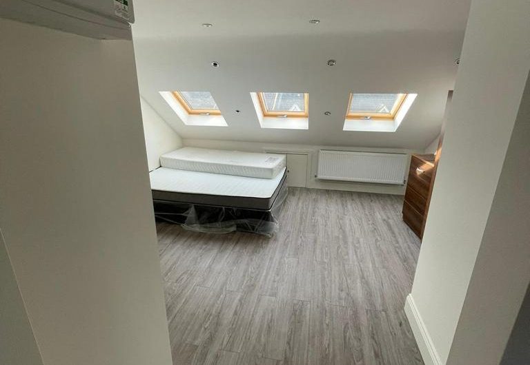 -UNDER OFFER-  Studio flat with bills including ( electric to be paid)