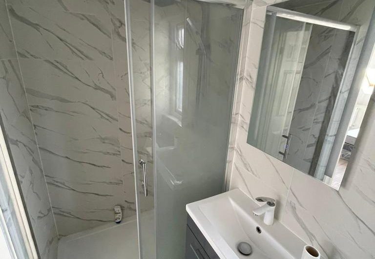 -UNDER OFFER-  Studio flat with bills including ( electric to be paid)
