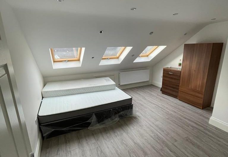 -UNDER OFFER-  Studio flat with bills including ( electric to be paid)