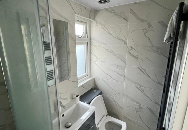 -UNDER OFFER-  Studio flat with bills including ( electric to be paid)