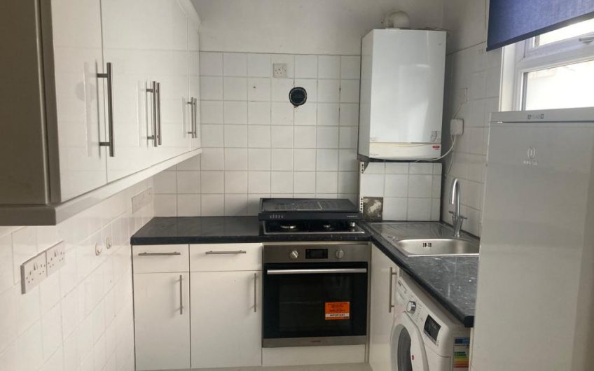 –UNDER OFFER– 2 rooms flat with neat and cosy kitchen and bathroom