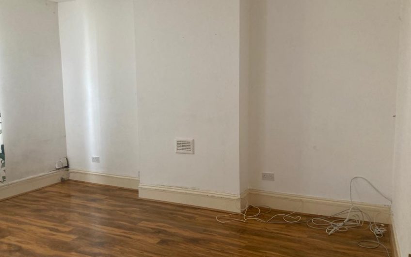 –UNDER OFFER– 2 rooms flat with neat and cosy kitchen and bathroom
