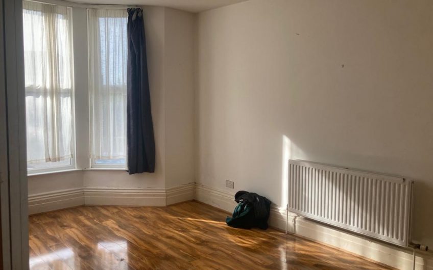 –UNDER OFFER– 2 rooms flat with neat and cosy kitchen and bathroom